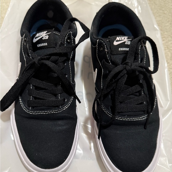 Nike SB Charge Sneakers in Black & White in Size 7 - Picture 1 of 5